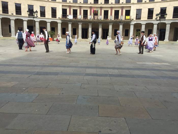 Ehunka dantzari eta ikusle b 21 1524460896207