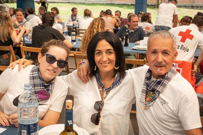 Ehunka lagun bildu dituzte j 53 1757018480483