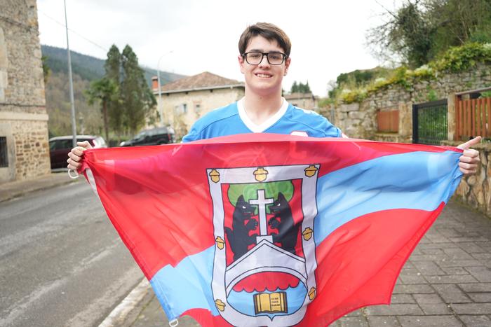 “Iruditu zitzaidan Luiaondok bere ikurra behar  zuela”