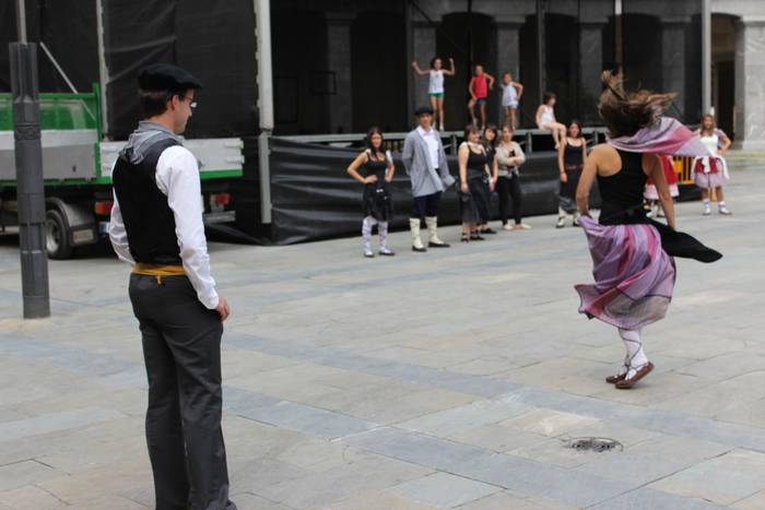 Sokatik tiraka itzuli dira j 32 1503500480970