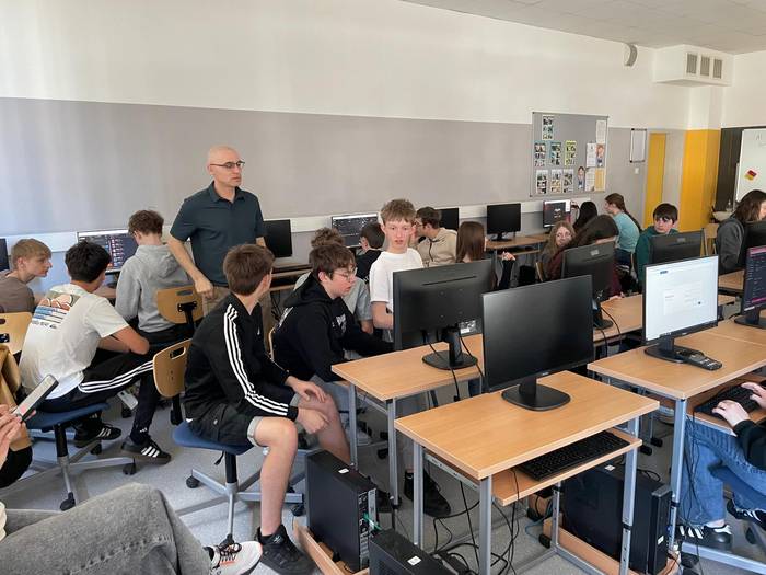 Varsoviako ikastetxean igaro 6 1776804818588