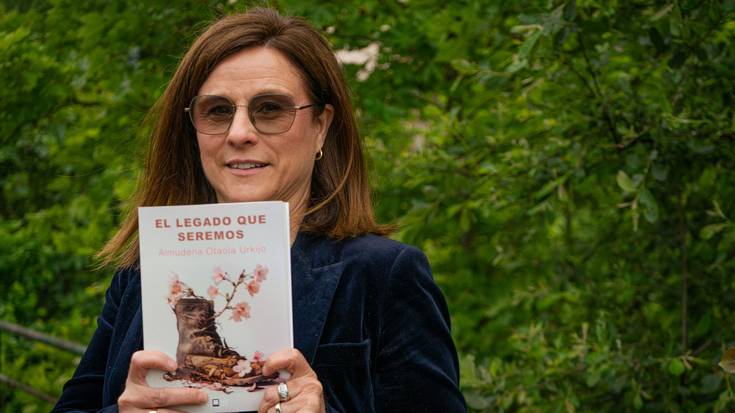 “Nire familiaren oroimen historikoa landu dut eleberrian, osaba bat desagertuta baitut”