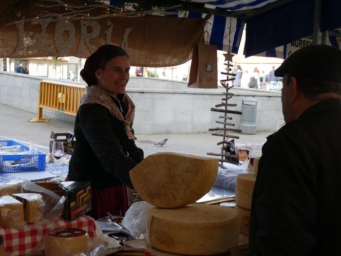 Neguko azokak hainbat jende  13 1545572980408