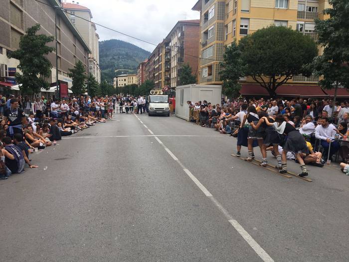 Suziria piztuta lehertu da j 57 1502814885839