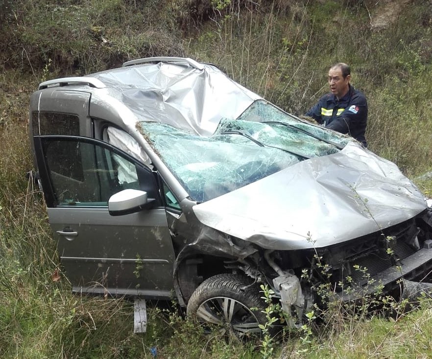 Auto bat maldan behera erori da Onsoño auzoan, baina ez da zauriturik egon