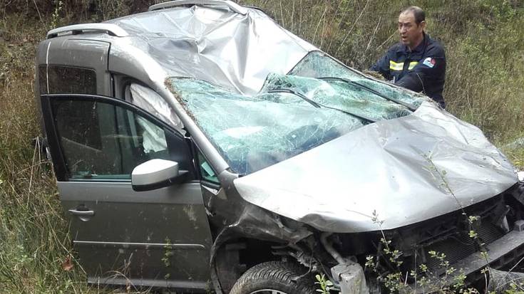 Auto bat maldan behera erori da Onsoño auzoan, baina ez da zauriturik egon