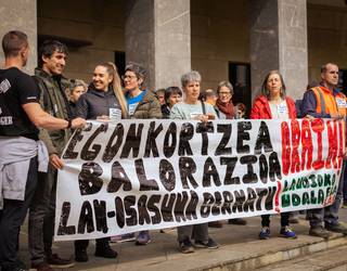 Kalera atera dira Laudioko udal langileak, bizi duten "ezinegon, ziurgabetasun eta kezka" salatzeko