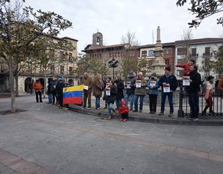 Trumpen erasoa salatu eta Venezuelako herriaren burujabetza aldarrikatu dute Urduñan