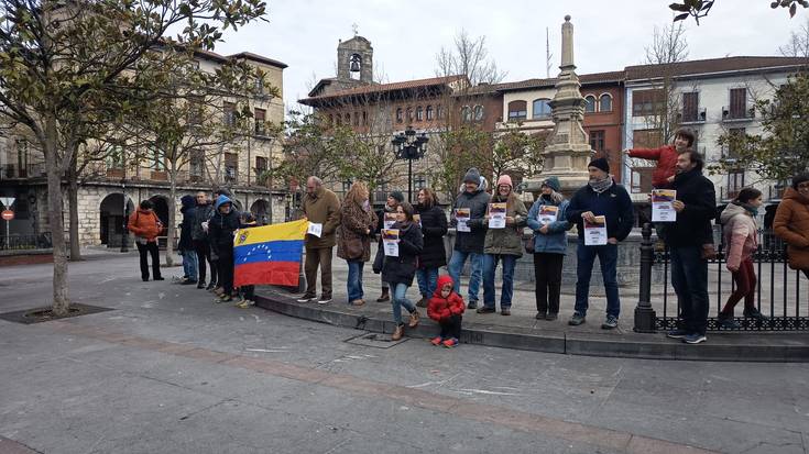 Trumpen erasoa salatu eta Venezuelako herriaren burujabetza aldarrikatu dute Urduñan