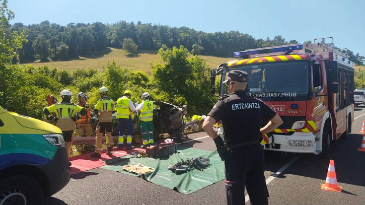 75 urteko gizon bat hil da Aiaran jazotako auto istripuan