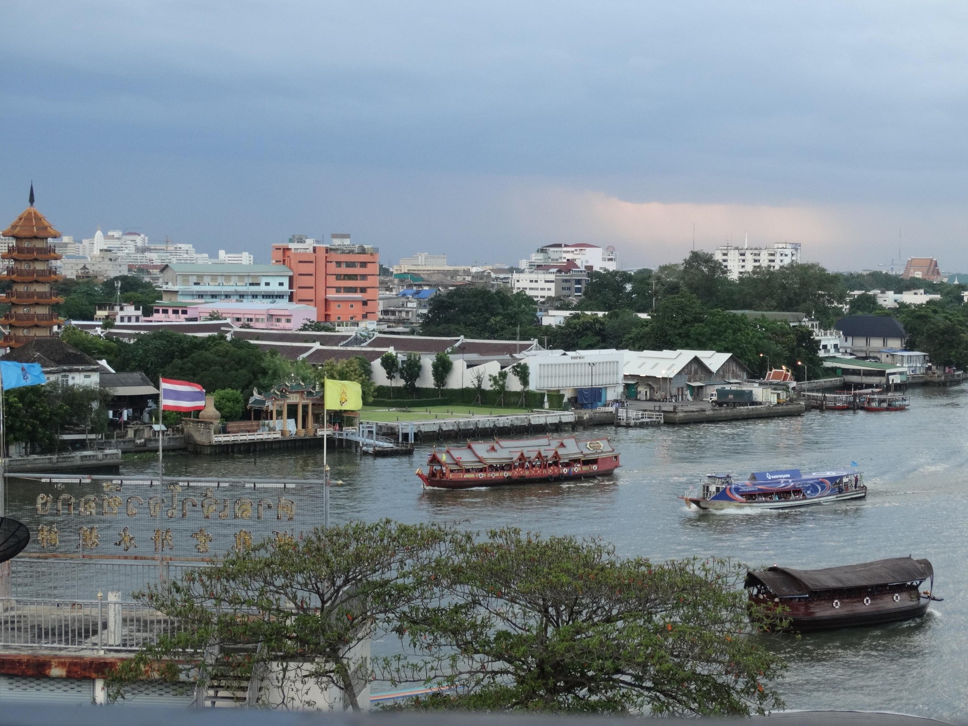 Bangkok goitik ikusita, kaosetik at