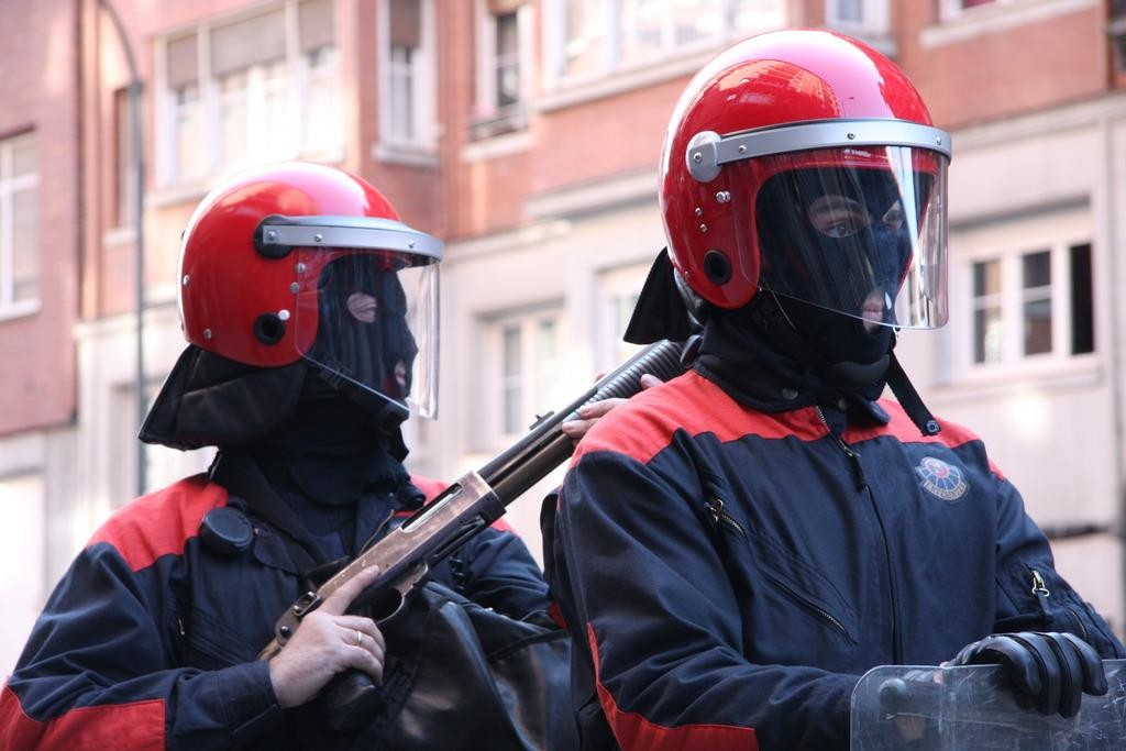 Ertzaintzak bi gazte atxilotu ditu eta beste ustezko bi susmagarriren bila dabil