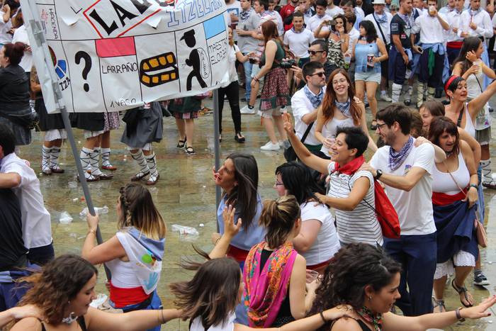 Suziria piztuta lehertu da j 21 1502792790397