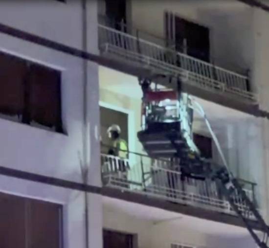 Emakume nagusi baten etxean sartu behar izan dira gaur goizean suhiltzaileak