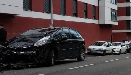 Bi autok talka egin dute Lamuzako frontoiaren aurrean 