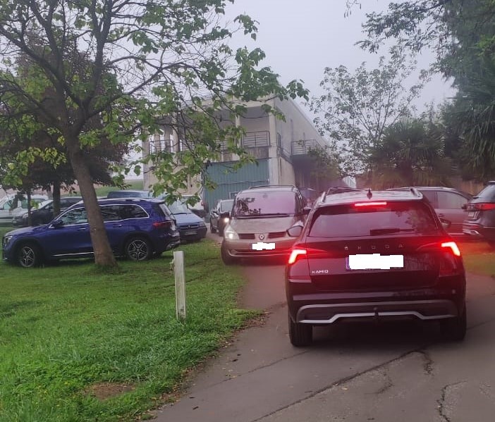 Auto ilarak eta aparkatzeko arazoak errepikatu dira gaur Etxaurren Ikastolan