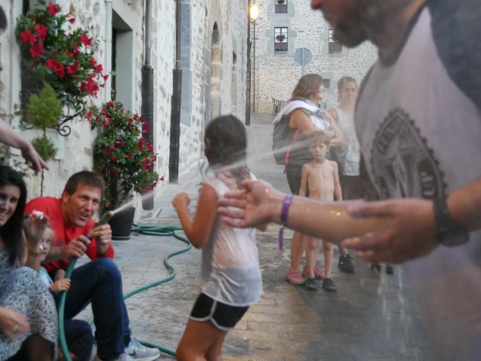 Ura eskatzen zeharkatu dute  77 1536437671357