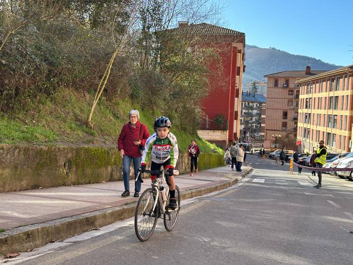 Txirrindulari gazteek erloju 17 1771856192254