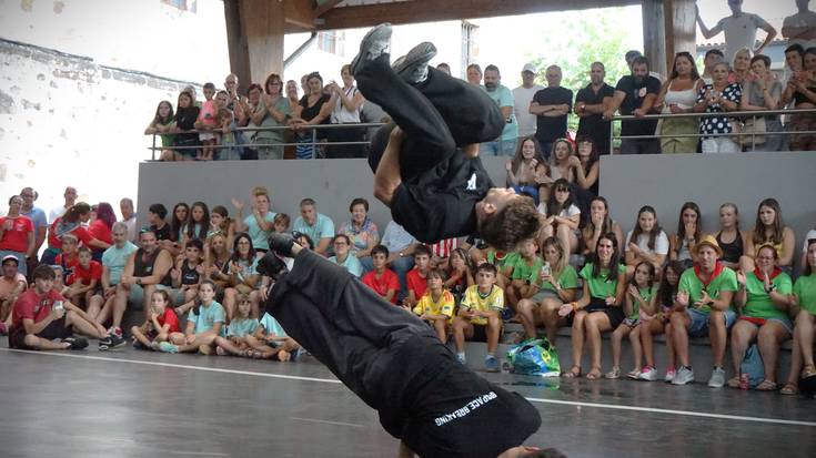 Okondo hankaz gora jarri zuen atzo Aimar Garcia Navarrok break dance erakustaldian