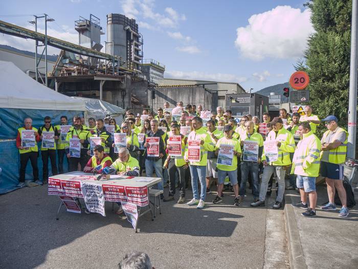 “Beste alde batera” begiratzea leporatu diete Maderas de Llodioko langileek erakunde publikoei