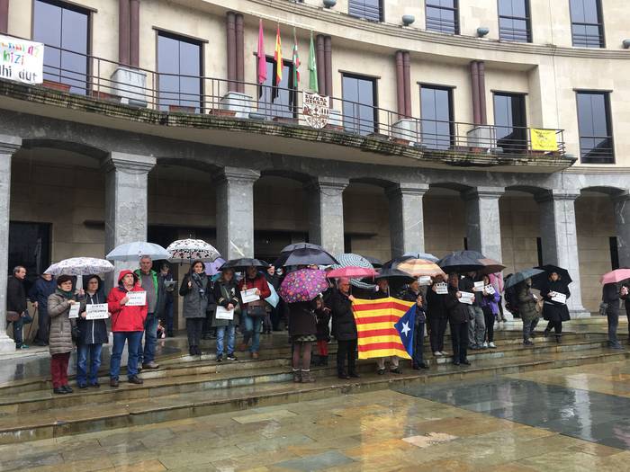 Dozenaka lagun atera dira ka 2 1521978298389