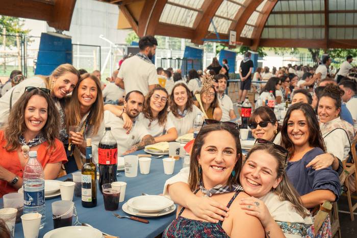 Ehunka lagun bildu dituzte j 51 1757018475843