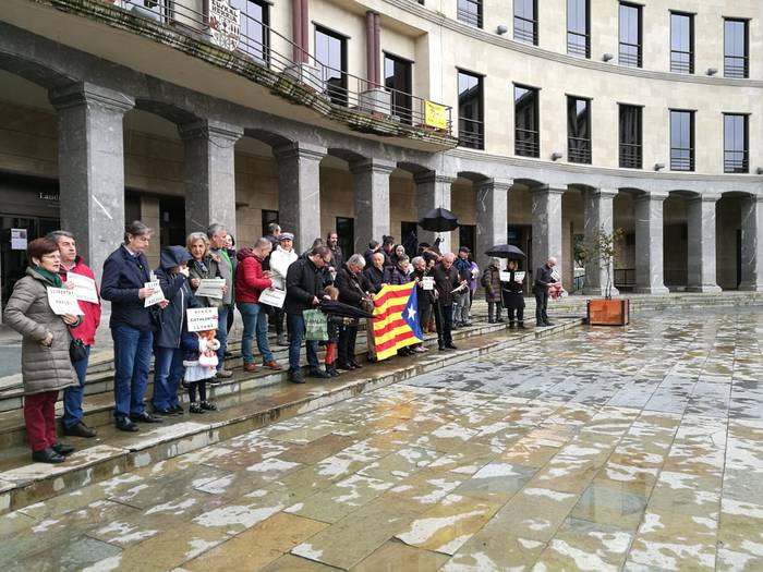 Dozenaka lagun atera dira ka 13 1521978521676