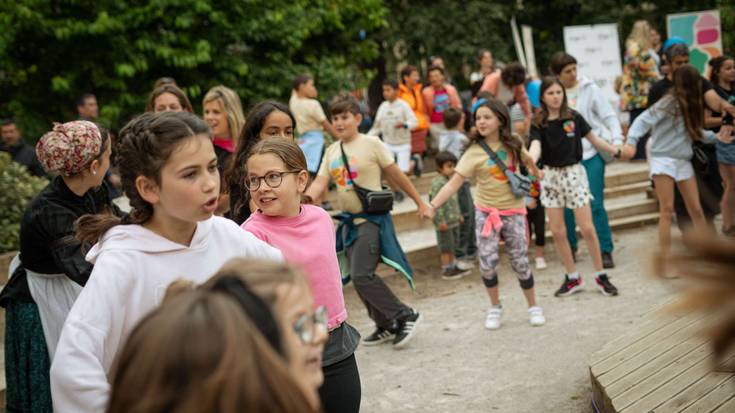 Urduñako Herri Eskola sendo erroturiko proiektu komunitarioa dela aldarrikatu dute Euskal Eskola Publikoaren Jaian