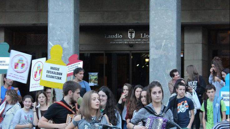 LOMCE legearen aurkako manifestazio anitza egin zuten ostiralean