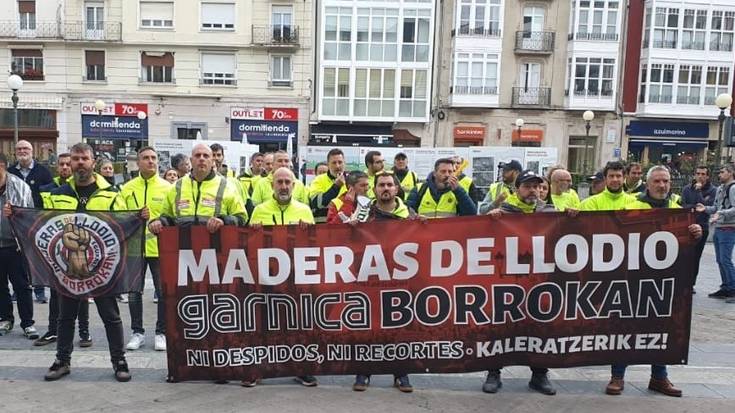 Bihar bilduko da Arabako Foru Aldundia Maderas de Llodioko langileen ordezkariekin