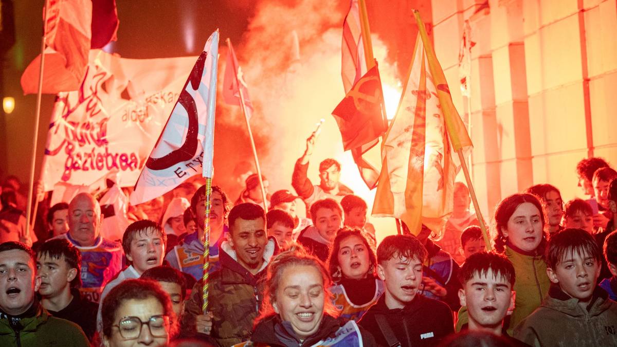 Aldarrikapenez eta pirotekniaz beteriko ibilbidea egin du Korrikak Laudion, Dolumin Barikuaren bezperan