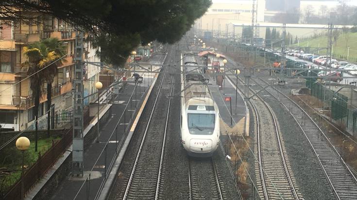 Tren zerbitzua normalizatu da, Alviak Laudioko geltokian jarraitu arren