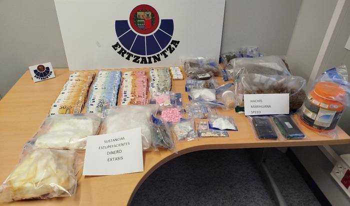 Estasi kilo bat, 800 gramo haxix eta 10.000 euro topatu zizkion Ertzaintzak ostiralean atxilotutako gizonezkoari