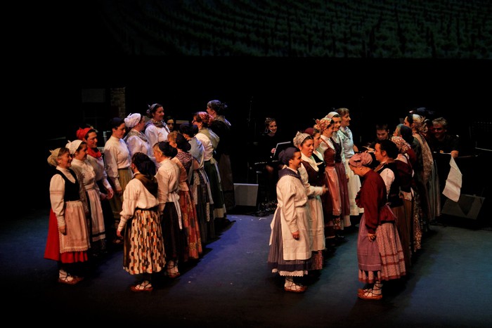 Eskualdeko ehundik gora dantzari eta musikarik koloreztatu zuten Amurrio Antzokiko oholtza - 31