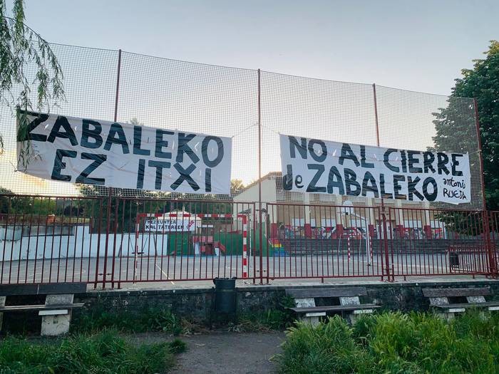 Zabaleko Eskola itxi nahi dutela salatu dute eta sinadura bilketa abiatu dute horren aurka