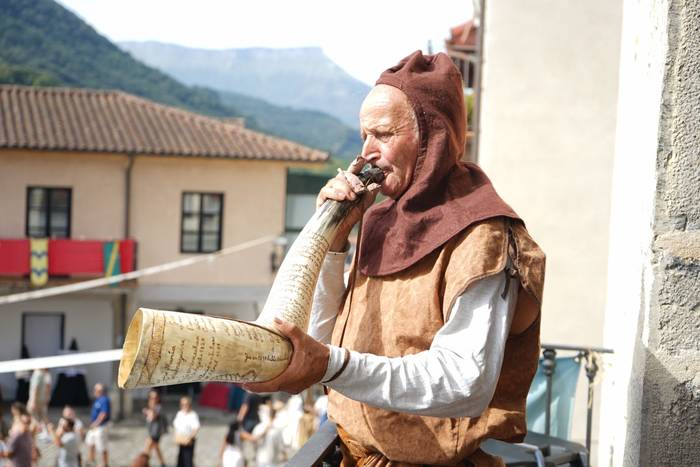 Jendez beteta itzuli da Artz 20 1758400038161