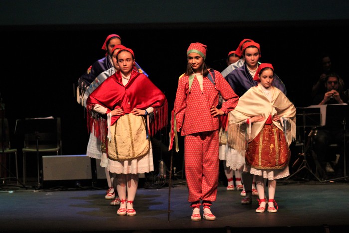 Eskualdeko ehundik gora dantzari eta musikarik koloreztatu zuten Amurrio Antzokiko oholtza - 129