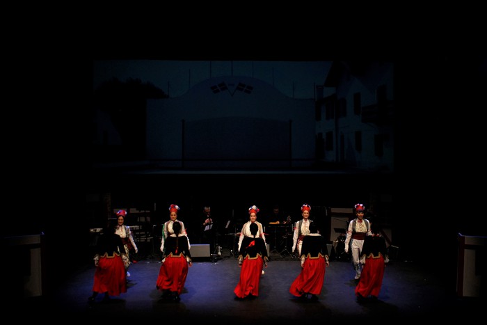 Eskualdeko ehundik gora dantzari eta musikarik koloreztatu zuten Amurrio Antzokiko oholtza - 8