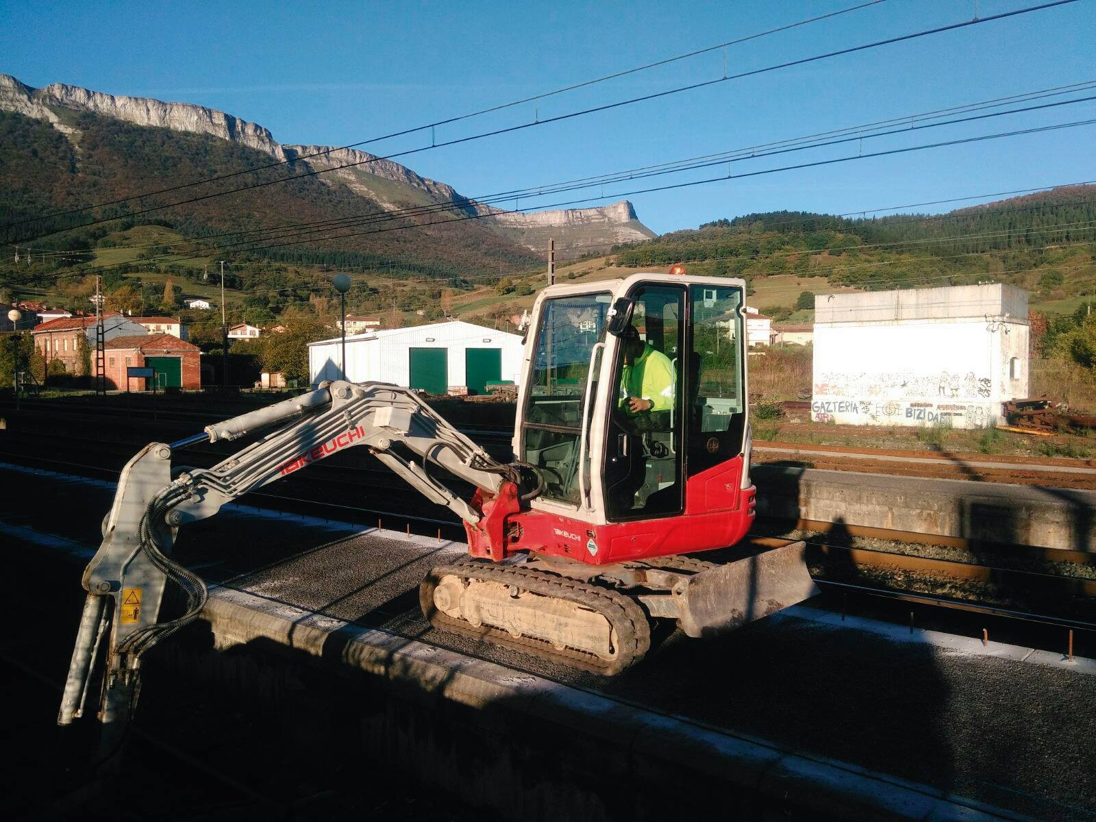 Tren geltokiko obrak hasi ditu Renfek