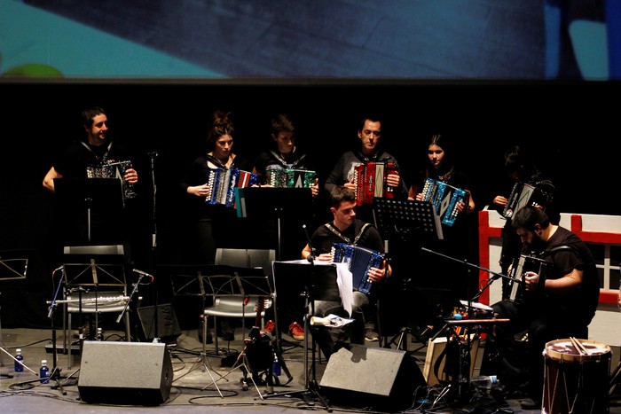 Eskualdeko ehundik gora dantzari eta musikarik koloreztatu zuten Amurrio Antzokiko oholtza - 51