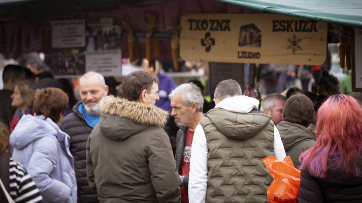 Baserri Azokak jendetza bildu du Okondon