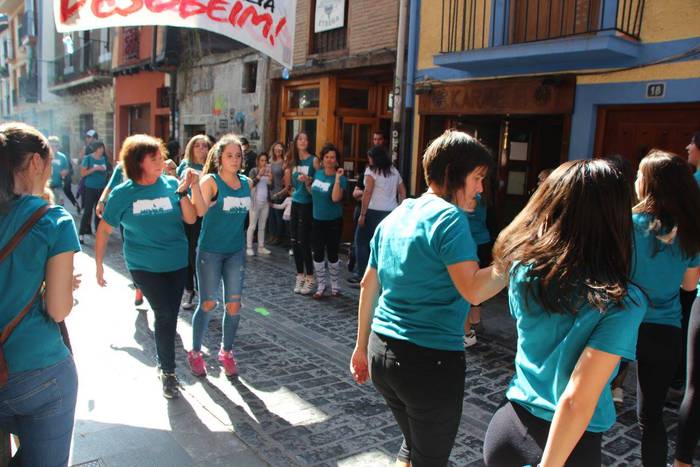 Gazte ugari batu zituen Inde 28 1508073920023