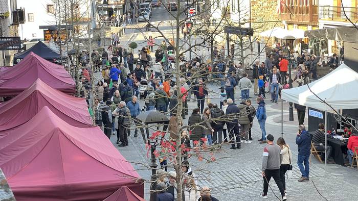 Santa Luzia Azokak artisau eta tokiko ekozleekin bete zuen Orozko