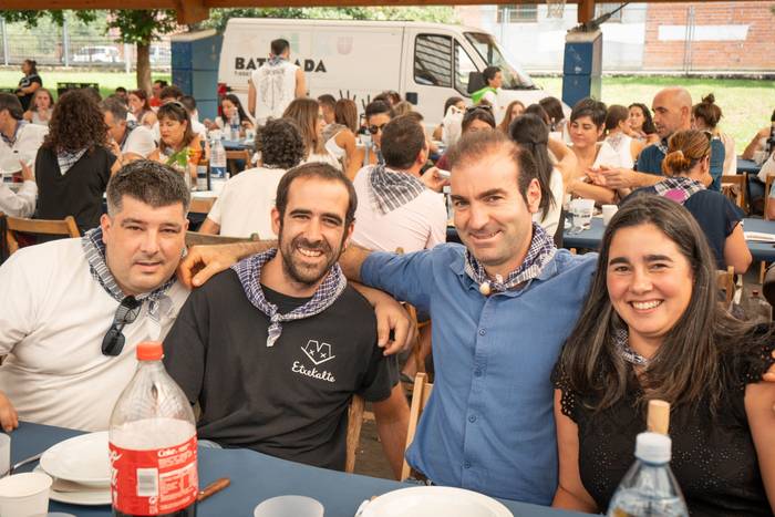 Ehunka lagun bildu dituzte j 57 1757018489834