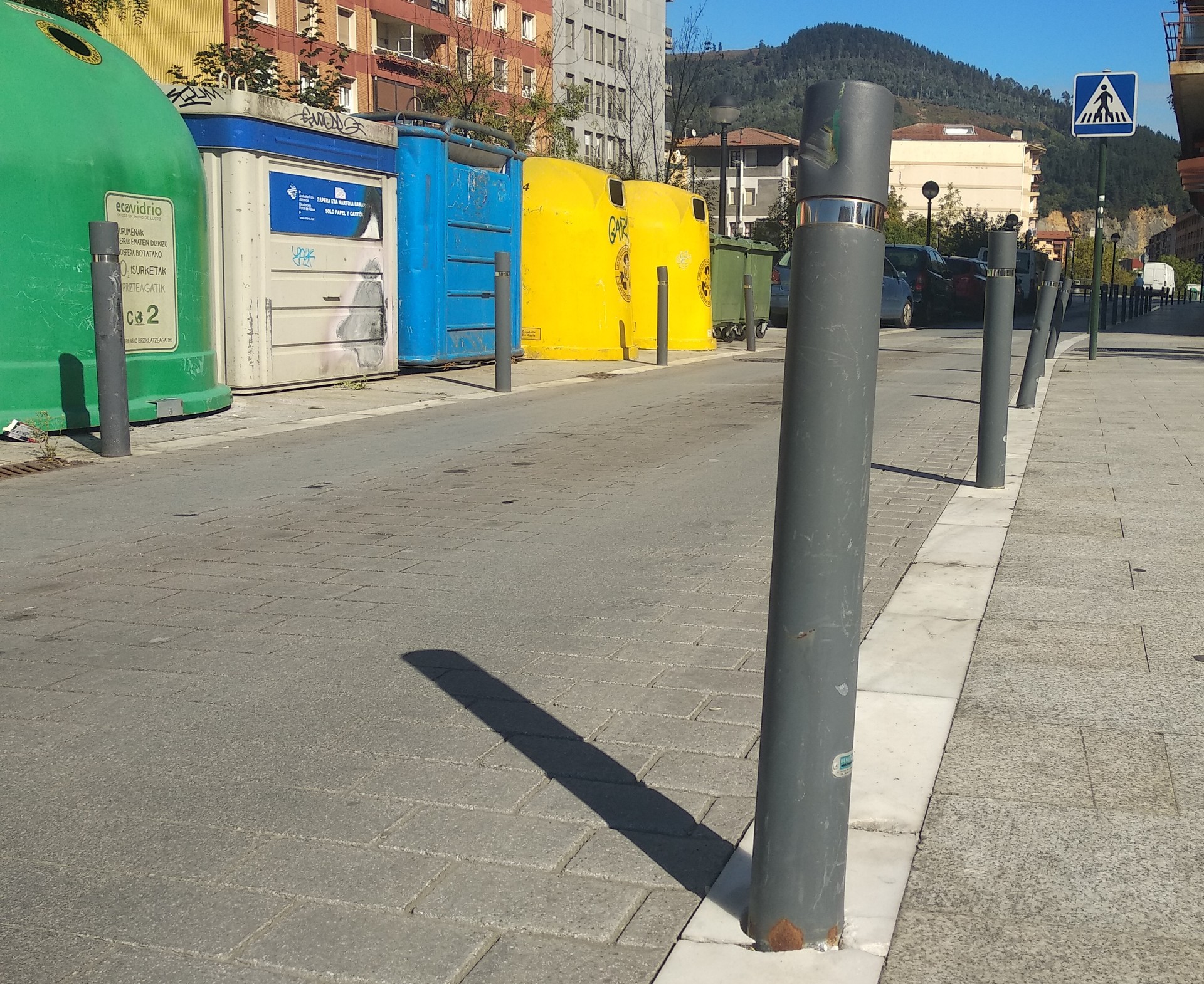Trafikorako eta oinezkoentzako hainbat elementu berrituko ditu udalak: zebrabideak, bidegorria, piboteak...