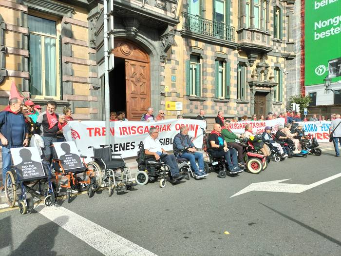 Tren-zerbitzu irisgarria aldarrikatzeko mobilizazioak abiatuko ditu berriro pentsiodunen mugimenduak