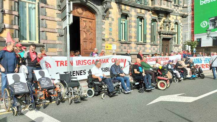 Pentsiodunek Renfeko trenen irisgarritasuna aldarrikatu dute Espainiako Gobernu Ordezkaritzaren aurrean