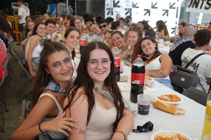 Ehunka lagunek egin dute bat 10 1755423021577