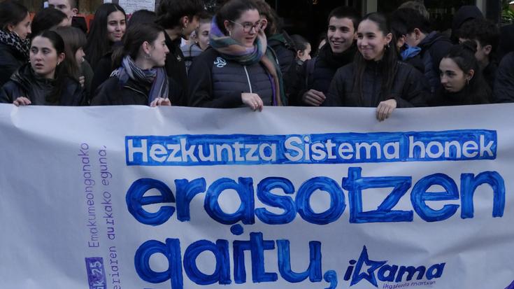 Ikamak abiatu ditu Azaroaren 25eko mobilizazioak, hezkuntza feminista aldarrikatuta