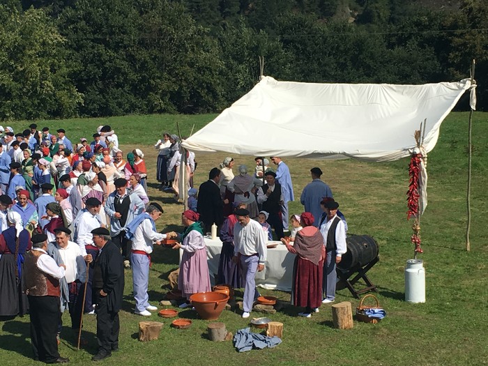 300 lagunek hartu dute parte Jose Arrueren margolanaren antzezpenean - 16